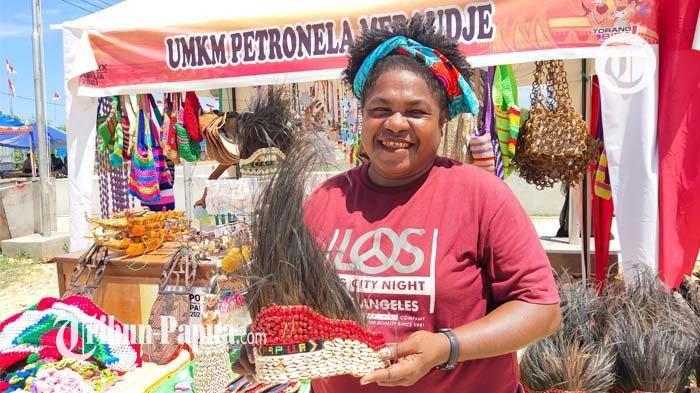PON XX PAPUA - Salah satu penjual cenderamata dan souvenir khas Papua di pelataran Venue Dayung Teluk Youtefa, mama Petronela Meraudje dapat Rp 15 juta selama berjualan, Selasa (12/10/2021).