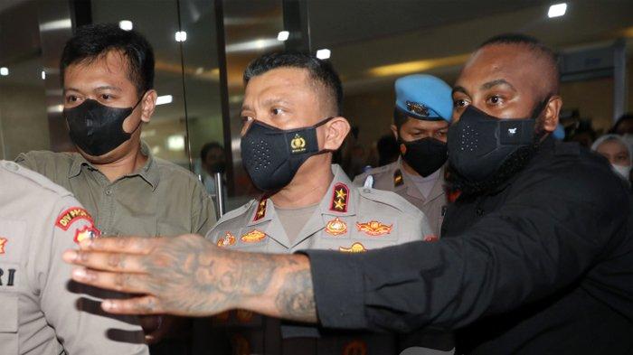 Kadiv Propam non aktif Irjen Pol Ferdy Sambo tiba di gedung Bareskrim Polri untuk menjalani pemeriksaan di Jakarta, Kamis (4/8/2022). Irjen Pol Ferdy Sambo akan diminta keterangan oleh tim khusus bentukan Kapolri terkait kasus kematian ajudannya, Nofriansyah Yosua Hutabarat atau Brigadir J yang tewas di rumah dinasnya pada 8 Juli 2022 lalu.