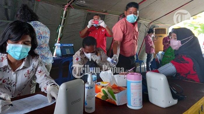 Suasana vaksinasi di halaman kantor Bank Papua.