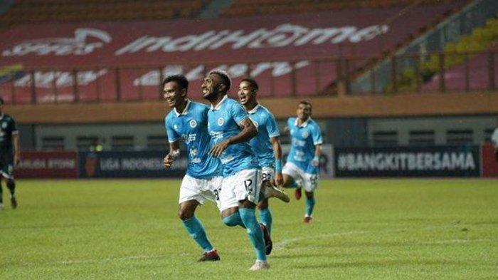 Selebrasi Patrich Wanggai Usai Cetak Gol Sulut United FC.