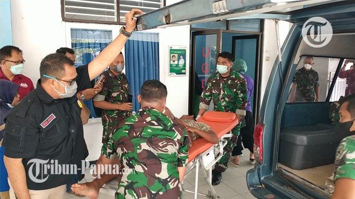 Empat prajurit TNI korban kontak tembak di Kabupaten Maybrat, tiba di Kota Sorong, Papua Barat.
