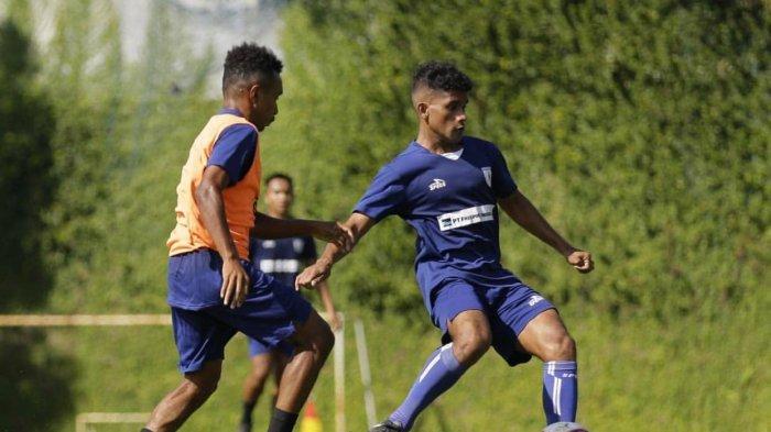 CHARENZ HUWAE - Gelandang muda Persipura Charenz Huwae, resmi bergabung berlatih di TC training camp di Batu Malang, Jawa Timur. Pelatih Persipura Jacksen F Thiago menilai Charenz Huwae adalah pemain berbakat, pekerja keras di lapangan, dan laik menjadi bagian dari tim inti.