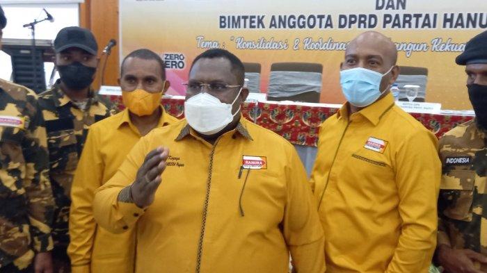 PENGGANTI KLEMEN TINAL - Ketua DPD Partai Hanura Kenius Kogoya menyatakan diri siap duduki kursi Wakil Gubernur Papua, sepeninggalan Klemen Tinal. Hal ini diungkapkan di Kota Jayapura, Jumat (2/7/2021).
