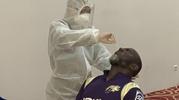 PELATIH PERSIPURA - Jacksen F Tiago (53) saat uji usap Antigen Covid-19 sebelum laga ujicoba di Malang.