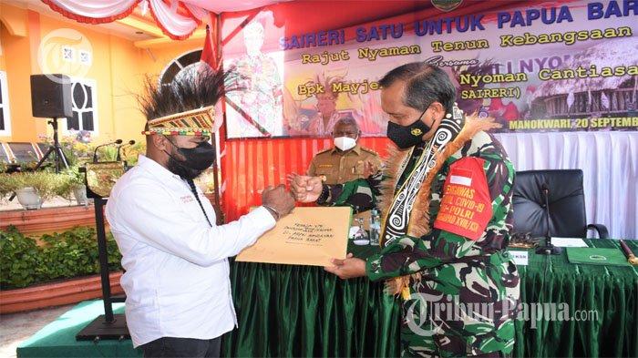 Saat penyerahan dokumen oleh Ketua Harian LMA Papua Barat kepada Pangdam XVIII/Kasuari Mayjen TNI I Nyoman Cantiasa yang juga Anak Adat Man Warem Saireri. (Pendam Kasuari)