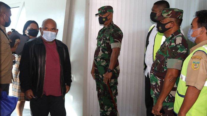 Suasana kedatangan Gubernur Papua, Lukas Enembe tiba di Bandara Sentani, Jayapura.