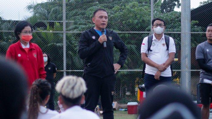TIMNAS - Ketua Umum PSSI, Mohamad Iriawan saat memberikan arahan kepada 30 pemain terpilih Timnas Wanita.