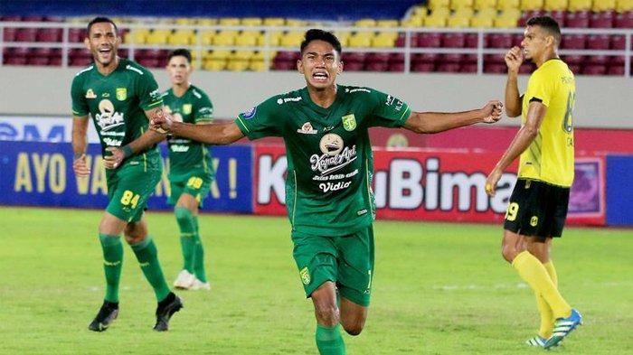 Selebrasi pemain Persebaya Surabaya Marselino Ferdinan seusai menjebol gawang Barito Putera saat pertandingan pekan 15 Liga 1 2021-2022 yang berakhir dengan skor 2-0 di Stadion Manahan Solo, Sabtu (4/11/2021) malam.
