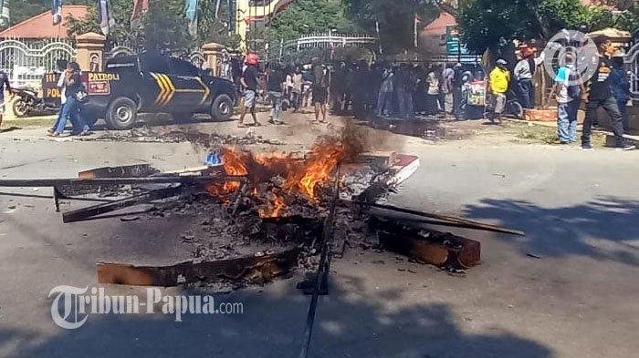 DEMONSTRASI - Ratusan massa relawan PON XX Papua membakar ban, serta menutup pagar Kantor Otonom Papua di Kota Jayapura, Jumat (29/10/2021). Mereka menuntut honor yang belum dibayarkan pihak PB PON XX.