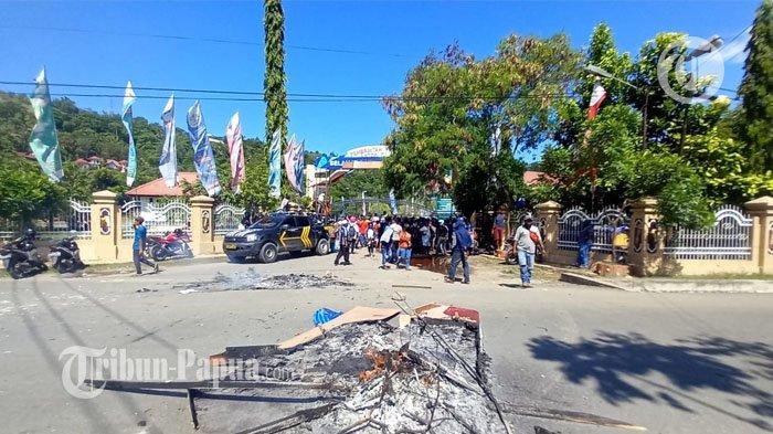 DEMONSTRASI - Ratusan massa relawan PON XX Papua membakar ban, serta menutup pagar Kantor Otonom Papua di Kota Jayapura, Jumat (29/10/2021). Mereka menuntut honor yang belum dibayarkan pihak PB PON XX.