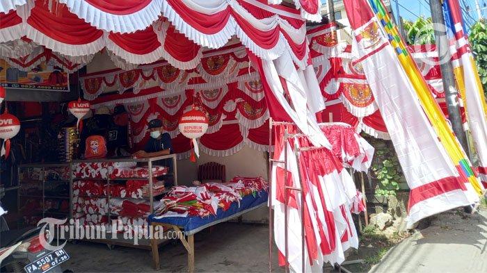 Sejumlah pedagang menjual bendera merah putih menjelang HUT Kemerdekaan RI di Kota Jayapura.