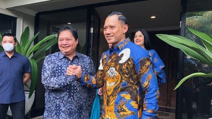 Agus Harimurti Yudhoyono (AHY) bersama Ketua Umum Partai Golkar Airlangga Hartarto. Ditemani istrinya, Annisa Pohan, AHY berkunjung ke rumah dinas Airlangga di Komplek Widya Chandra 3, Nomor 6, Jakarta Selatan, Sabtu (7/5/2022).
