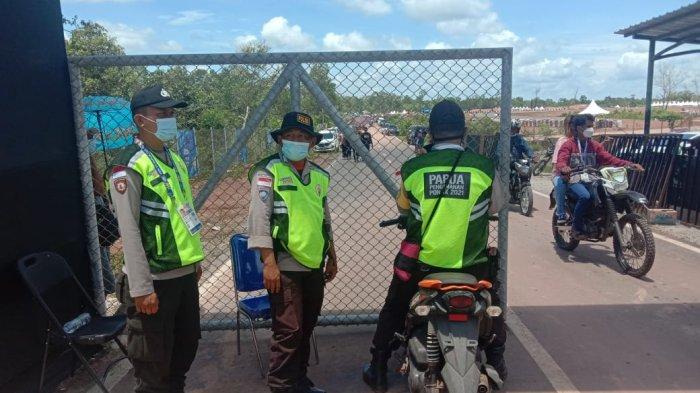 PON XX PAPUA - Tampak para petugas keamanan sedang berjaga di pintu masuk Venue Cabor Motor Cross di Merauke Papua, Minggu (10/10/2021).
