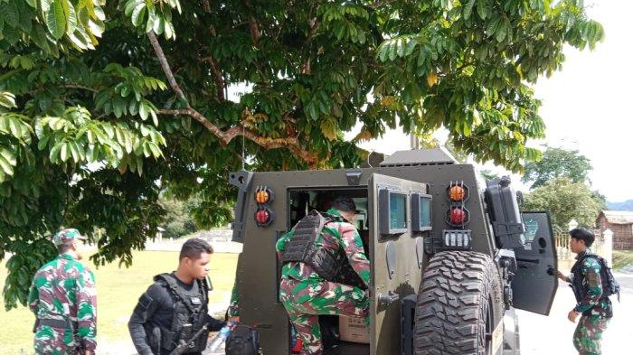 SIAGA - Anggota TNI bersiap mengejar anggota Kelompok Separatis Bersenjata (KSB) wilayah Kabupaten Maybrat, Papua Barat, Kamis (20/1/2022), menyusul gugurnya Serda Miskel Rumbiak anggota Yon Zipur 20/PPA dalam insiden bakutembak.