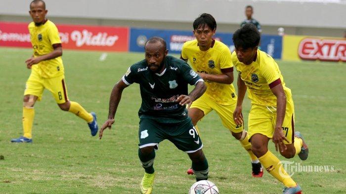 Anis Nabar saat memperkuat PSMS Medan, menguasai bola dikawal pemain belakang Muba Babel United pada pertandingan Liga 2 Indonesia 2021 pekan kedua di Stadion Gelora Sriwijaya Jakabaring, Senin (11/10/2021). Pertandingan dimenangkan PSMS Medan dengan skor 2-0.