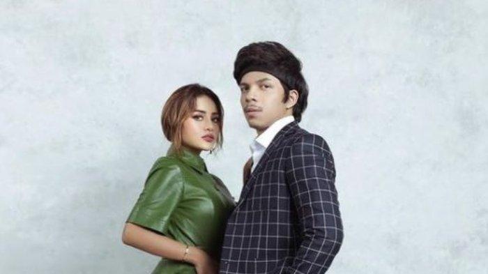 Atta Halilintar mengunggah fotonya bersama Aurel Hermansyah untuk menandai awal rangkaian acara pernikahan mereka, Sabtu (13/3/2021).