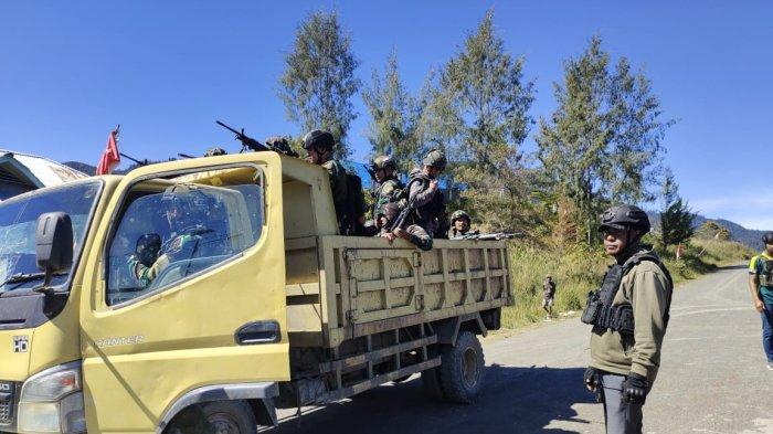 SIAGA - Prajurit TNI yang tergabung dalam Satgas Kodim Yonif PR 328/DGH terluka saat bakutembak kontra KKB pecah di Distrik Sugapa, Kabupaten Intan Jaya, Papua. Aparat gabungan siaga dan melakukan pengejaran.