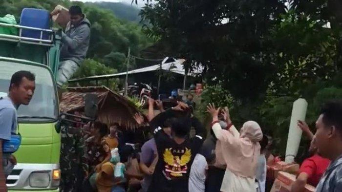 Beberapa warga yang menaiki mobil pembawa bantuan logistik gempa majene yang terjadi di Kabupaten Majene, Sulawesi Barat, Sabtu (16/1/2021)