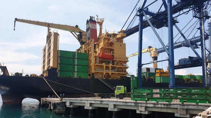 Aktivitas Bongkar Muat Peti Kemas di Pelabuhan Laut Jayapura Pada Selasa (3/8/2021)