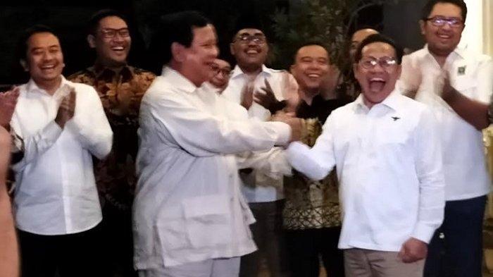 Ketum PKB, Muhaimin Iskandar alias Cak Imin jabat tangan Ketum Partai Gerindra, Prabowo Subianto usai resmi menjalin kerja sama, Sabtu (18/6/2022).
