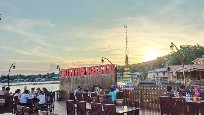 WISATA PAPUA - Potret pengunjung di Cristho Resto Sentani, jelang matahari terbenam (sunset) di pinggiran Danau Sentani Kabupaten Jayapura.