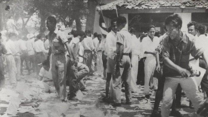 Demonstrasi secara besar-besaran pun terjadi kembali pada 11 Maret 1966 di depan Istana Negara.