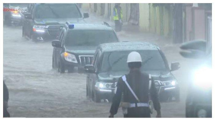 Detik-detik mobil Presiden Jokowi dan rombongan menerobos banjir di Kalimatan Selatan, Senin (18/1/2021).