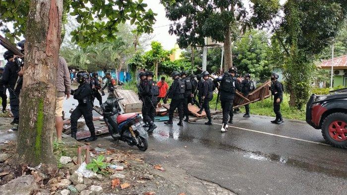 Dua kelompok warga di Manokwari saling serang, kondisi ruas jalan Angkasa Muliyono Manokwari dipalang, Minggu (18/4/2021).