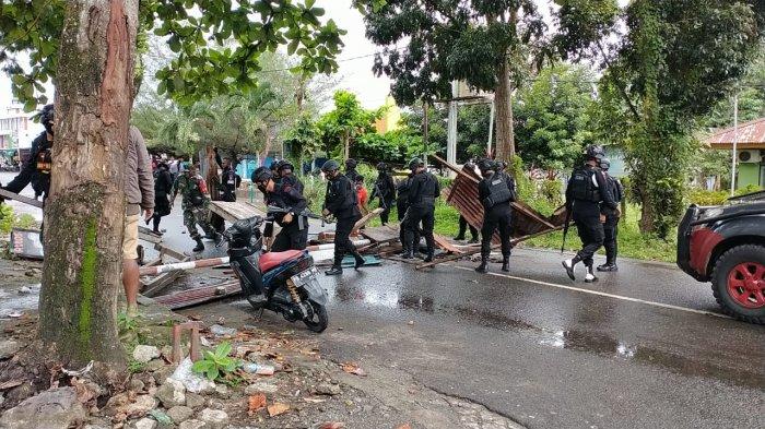 Dua kelompok warga di Manokwari saling serang, kondisi ruas jalan Angkasa Muliyono Manokwari dipalang, Minggu (18/4/2021).