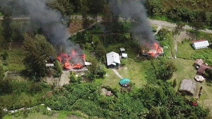 Dua rumah di Distrik Beoga, Kabupaten Puncak, yang tengah terbakar. Kejadian tersebut dilakukan KKB yang telah berada di lokasi tersebut sejak 8 April 2021, Papua, Selasa (13/4/2021)