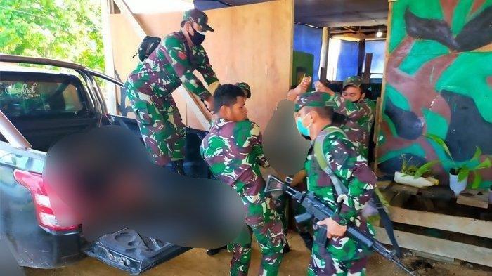 Suasana evakuasi 3 orang prajurit TNI dari dalam Posramil Kisor, Kampung Kisor, Distrik Aifat Selatan, Kabupaten Maybrat, Papua Barat.