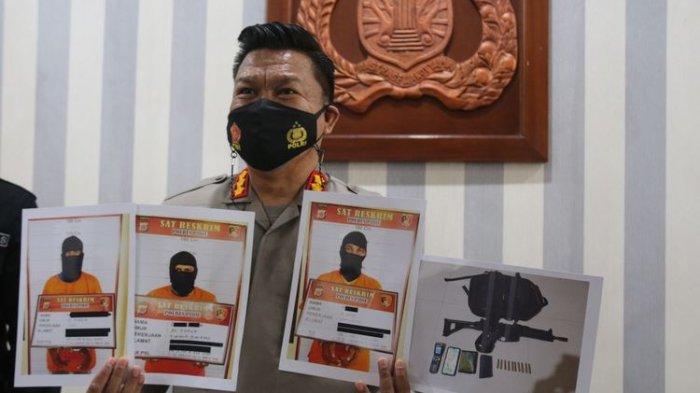 Kombes Pol Winardy, Kabid Humas Polda Aceh memperlihatkan foto tiga penembak Komandan BAIS, Minggu (31/10/2021).