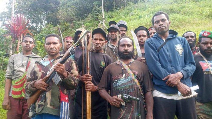 Gerald Sokoy (jaket biru sambil memegang kertas), tenaga kesehatan yang dikabarkan hilang pascapenyerangan Kelompok Kriminal Bersenjata (KKB) di Distrik Kiwirok Kabupaten Pegunungan Bintang pada 13 September lalu, kini berada di tangan Tentara Organisasi Papua Merdeka (OPM) yang dikomandoi Lamek Taplo.