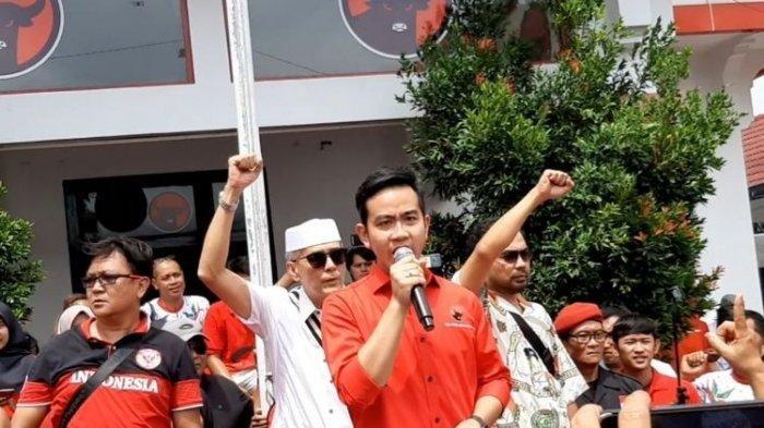 Gibran Rakabuming Raka beorasi di atas panggung di halaman kantor DPD PDIP Jawa Tengah, Panti Marhaen, usai dirinya resmi mendaftar sebagai bakal calon wali kota Solo untuk periode 2020-2025, Kamis (12/12/2019).