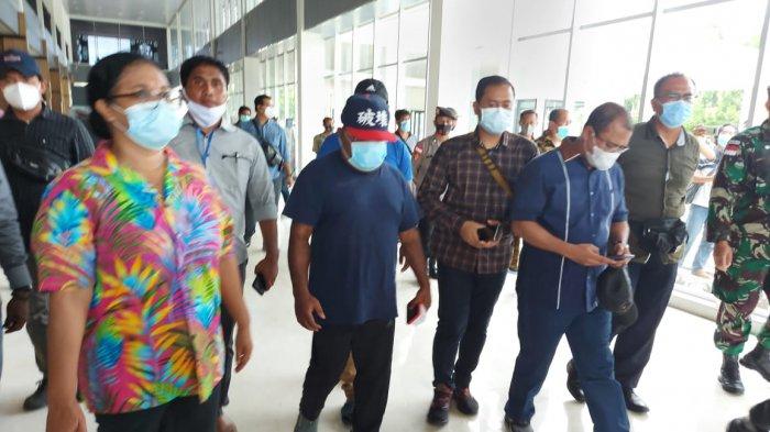 Gubernur Lukas Enembe saat dikawal melewati PLBN Skouw, Jumat (2/4/2021).