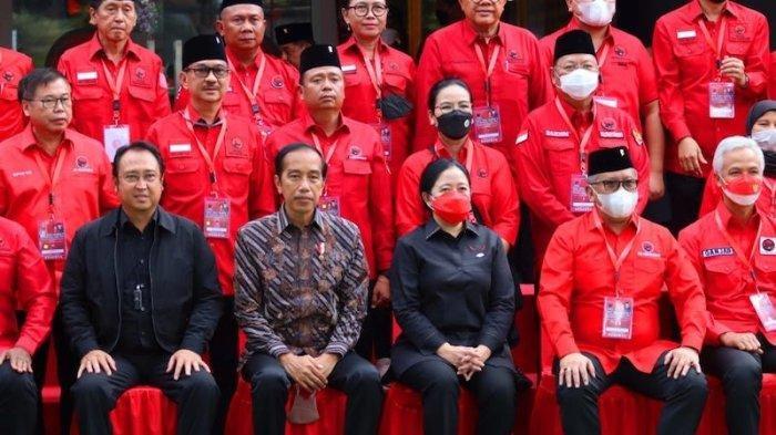 Presiden Republik Indonesia Joko Widodo (Jokowi) bersama beberapa petinggi PDIP di Sekolah Partai, Lenteng Agung, Jakarta Selatan, Selasa (21/6/2022).