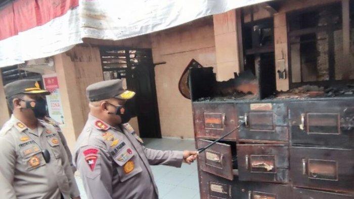 Kapolda Papua, Irjen Mathius D Fakhiri, tengah meninjau Polsek Bandara Sentani yang ikut terbakar bersama sembilan ruko yang ada di sampingnya, Jayapura, Papua, Selasa (7/9/2021)(KOMPAS.COM/DHIAS SUWANDI)
