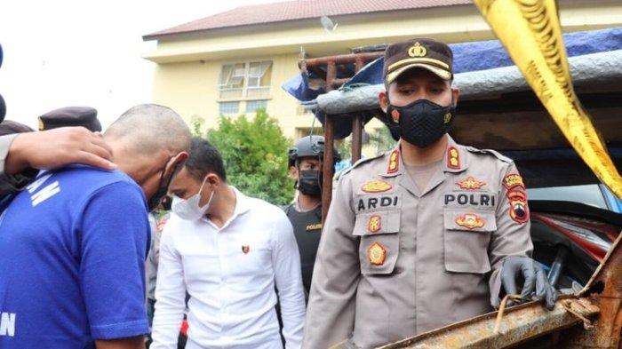 Kapolres Sragen AKBP Yuswanto Ardi menghadirkan pelaku pembakaran mobil Ahmad Nuryanto dalam pers rilis di Mapolres Sragen, Senin (27/9/2021).