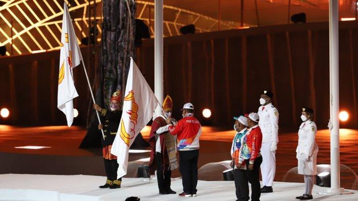 Ketua KONI Pusat Marciano Norman menyerahkan bendera koni kepada tuan rumah PON XXI ACEH dan SUMUT pada acara closing ceremony Pekan olahraga Nasional (PON) XX di Stadion Lukas Enembe, Kabupaten Jayapura, Papua, Jumat (15/10/2021). Setelah Papua maka pada PON selanjutnya akan berlangsung di Provinsi Aceh dan Sumatera Utara pada 2024. Tribunnews/Jeprima