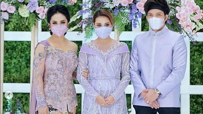 Penyanyi Krisdayanti (KD) hadir di hari bahagia lamaran Aurel Hermansyah dan Atta Halilintar.