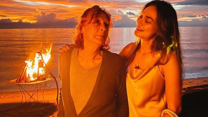 Luna Maya dan ibunya, Desa Maya Waltaurd Maiyer
