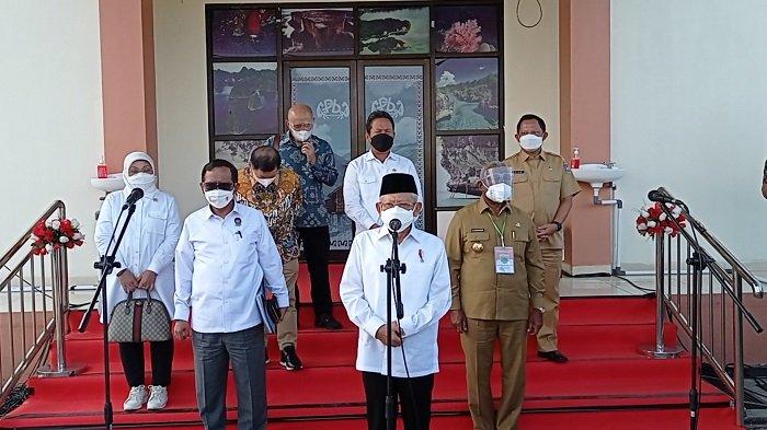 Wakil Presiden Republik Indonesia, Ma'ruf Amin, Gubernur Papua Barat, dan sejumlah pejabat negara saat menggelar jumpa pers