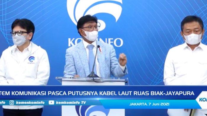 Menteri Komunikasi dan Informatika Johnny Plate (tengah), DIrektur Utama Telkom Ririek Adriansyah (kanan), dan Dirjen PPI Kemenkominfo Rahmat M. Ramli dalam konferensi pers Kemenkominfo mengenai upaya perbaikan kabel fiber optic Telkom yang putus di Papua, Senin (7/6/2021).