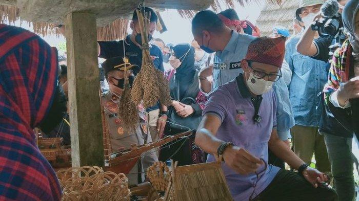 Menteri Pariwisata dan Ekonomi Kreatif, Sandiaga Salahudin Uno bersama Atta Halilintar mengunjungi Desa Wisata Maria di Kecamatan Wawo, Kabupaten Bima, NTB, Minggu (13/6/2021). Tepat di depan pintu masuk, mereka pun langsung disambut dengan tarian adat. Ditempat ini, Sandiago juga menyaksikan pertunjukan kesenian yang dimiliki Desa Maria.