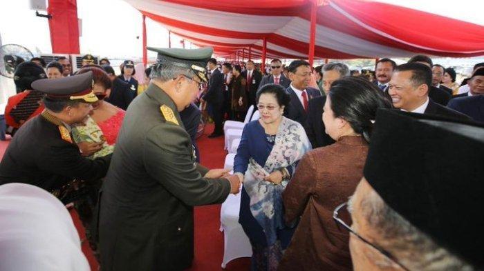 Momen langka SBY bersalaman dengan Megawati dalam peringatan Hari Ulang Tahun (HUT) ke-74 Tentara Nasional Indonesia (TNI), Sabtu (5/10/2019).