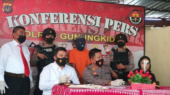 NG (61) Warga Giring, Paliyan, (kaos oranye) Pelaku Pencurian Kayu Jati di Hutan Negara, di Mapolres Gunungkidul, Daerah Istimewa Yogyakarta (DIY), pada Kamis (17/3/2022).