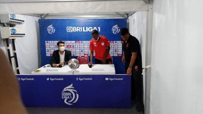Pelatih Persipura Jayapura, Alfredo Vera (kanan) saat meninggalkan ruang jumpa pers didampingi pemain Yustinus Pae (merah). Persipura harus terdegradasi ke Liga 2 meski menang 3-0 atas Persita di Stadion Kompyang Sujana, Denpasar, Kamis (31/3/2022) sore WIB.