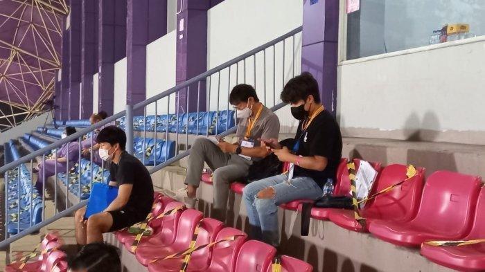 Pelatih timnas Indonesia Shin Tae-yong saat menyaksikan langsung laga Bali United vs Persib bandung di Stadion Indomilk Arena, Tangerang, Sabtu (18/9/2021) malam.