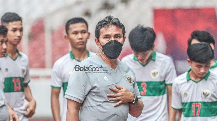 Pelatih timnas U-16 Indonesia, Bima Sakti, sedang memantau para pemainnya di Stadion Utama Gelora Bung Karno, Senayan, Jakarta, 19 April 2022.