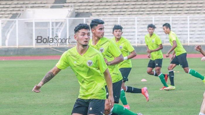 Pemain keturunan bernama Kai Davy Boham nampak ikut latihan timnas U-19 Indonesia di Stadion Madya, Senayan, Jakarta, 21 Juni 2022.